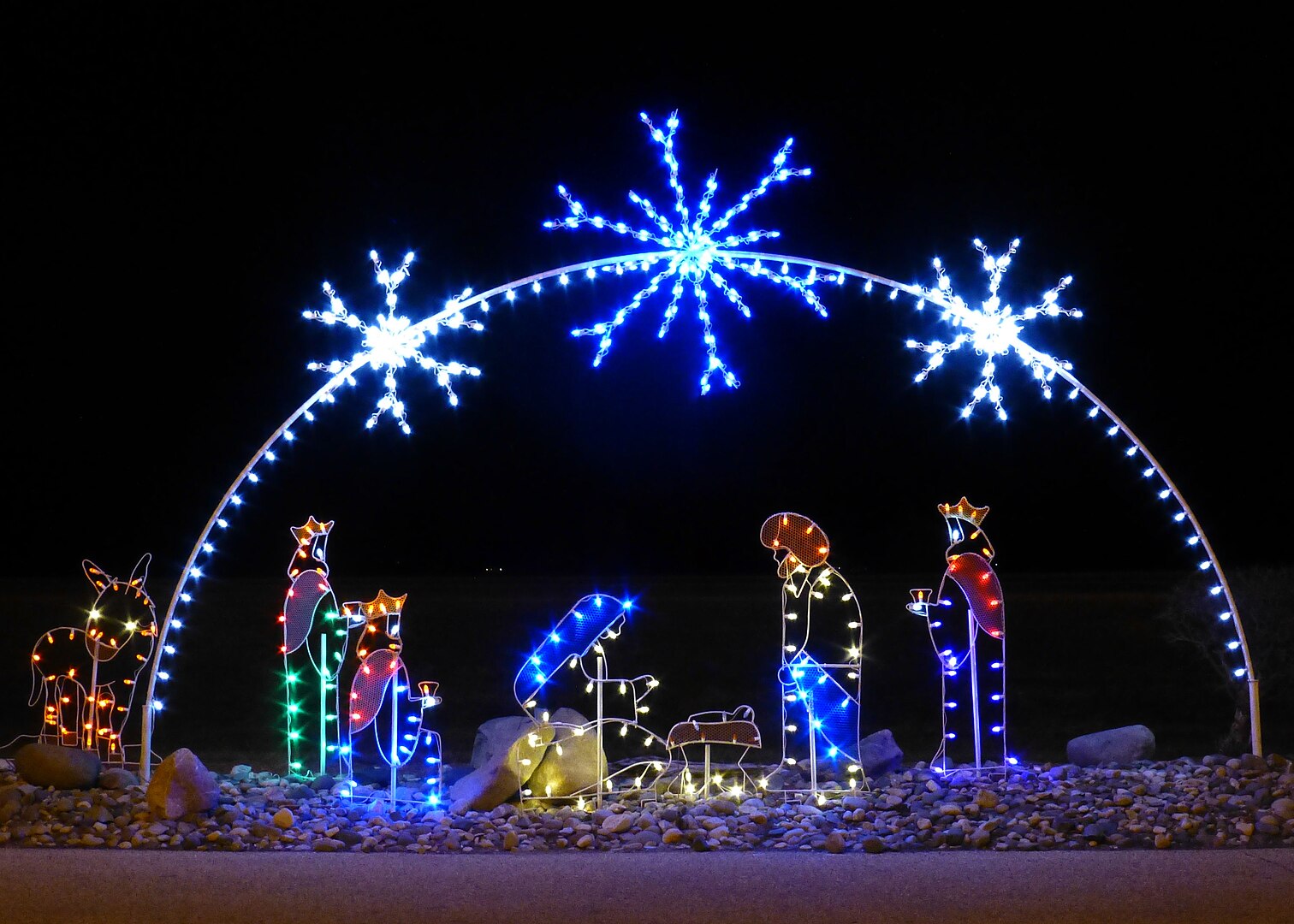 A growing debate within British churches focuses on a London Christmas rally that blends Christian symbols with nationalist, anti‑immigration rhetoric, prompting Methodist leaders to warn against politicizing Christ. 1 Depiction of the Nativity using Christmas lights